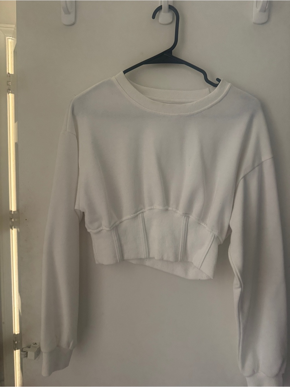 HALARA White Cropped Crewneck Sweatshirt